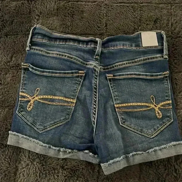 🌼 Levi’s high-rise distressed shorts - Picture 4 of 5